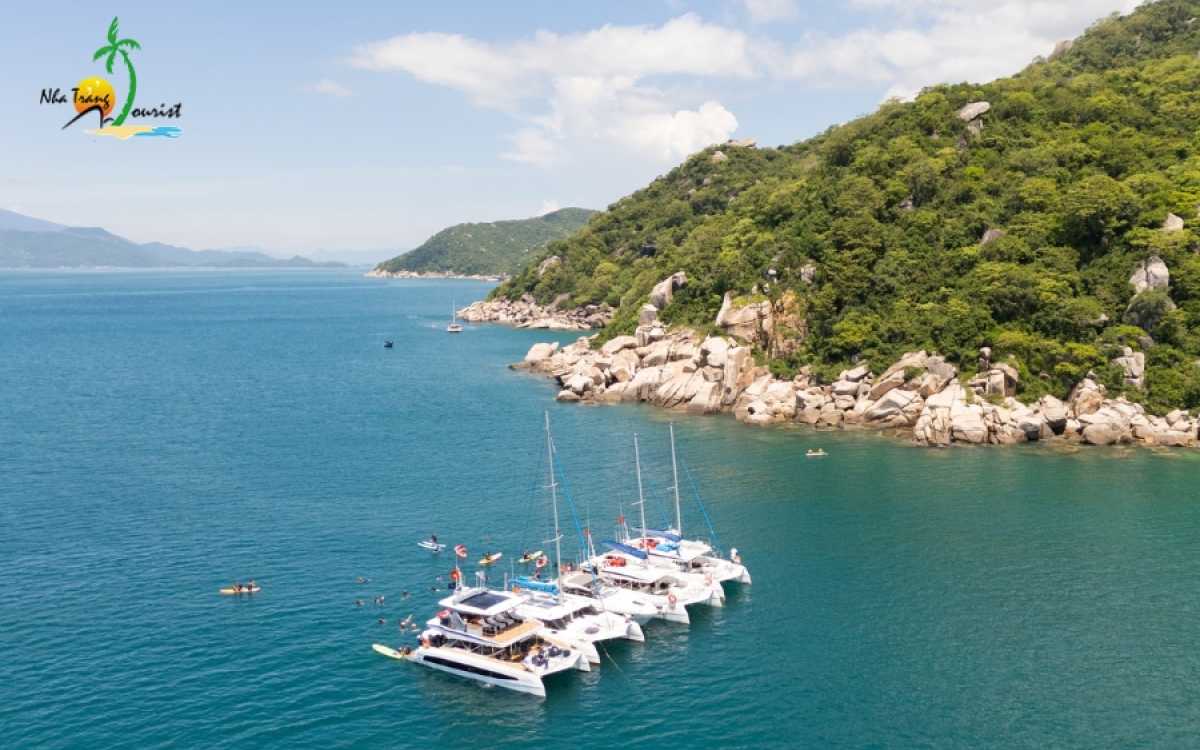 Cùng 300 Du Khách Trải Nghiệm Tour Du Thuyền Sang Trọng Tại Vịnh Ninh Vân